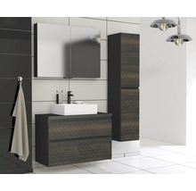 Modernes Badezimmer mit Waschtisch, Spiegelschrank und Hochschrank für ein stilvolles Ambiente