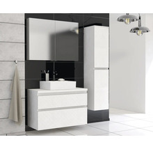 Modernes Badezimmer mit Waschbeckenunterschrank, Spiegelschrank und Hochschrank in Weiß