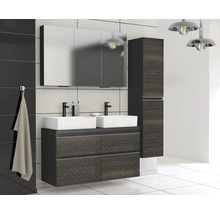 Badezimmer mit Waschtisch, Spiegelschrank und Hochschrank in dunklem Holzdekor