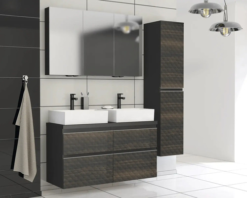 Badezimmer mit Waschtisch, Spiegelschrank und Hochschrank in dunklem Holzdekor