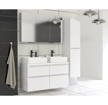 Badezimmer mit Doppelwaschtisch, Spiegelschrank und Hochschrank in weißem Design