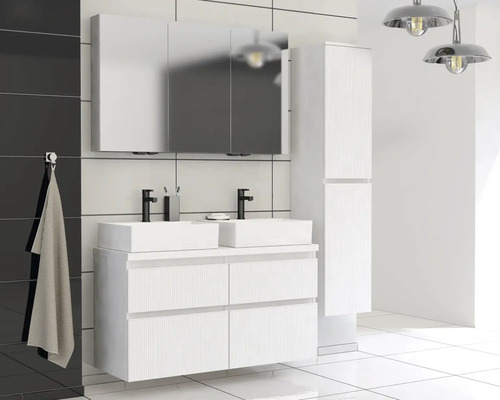 Salle de bains avec meuble-lavabo double, armoire de toilette et armoire haute au design blanc