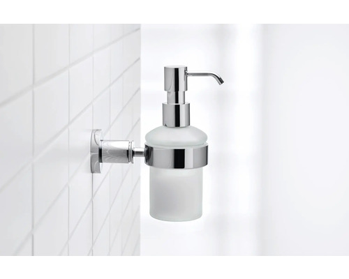 Distributeur de savon mural dans la salle de bain.