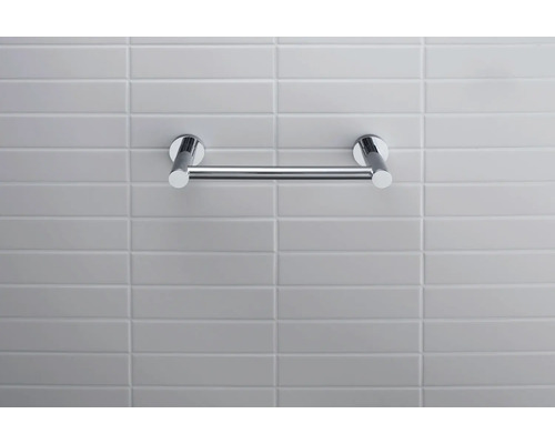 Handtuchhalter aus Metall an einer gefliesten Wand