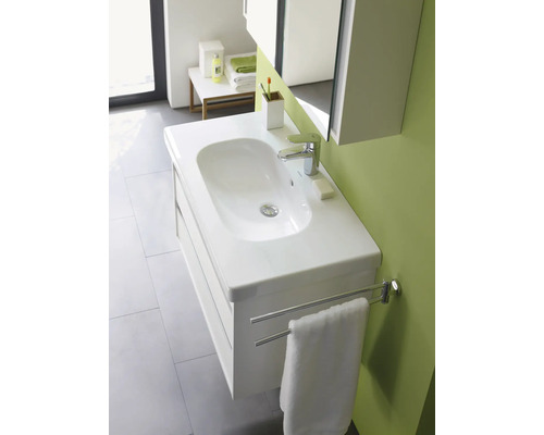 Modernes Badezimmer mit Waschbeckenunterschrank, Armatur und Handtuchhalter.