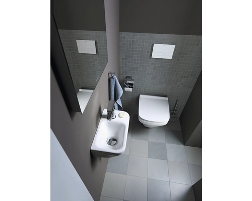 Modernes Badezimmer mit Toilette, Waschbecken und Spiegel