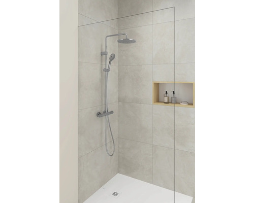 Modernes Badezimmer mit Duscharmatur und Ablagefläche