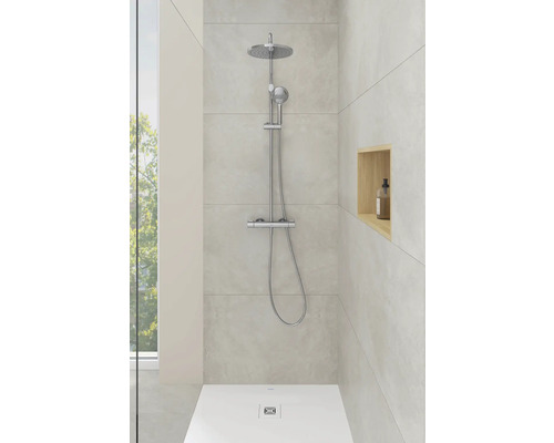 Begehbare Dusche mit Duschkopf und Thermostatarmatur in einem hellen Badezimmer