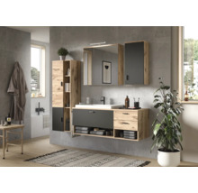 Salle de bain moderne avec meuble-lavabo, armoire de toilette et armoire haute en aspect bois et gris