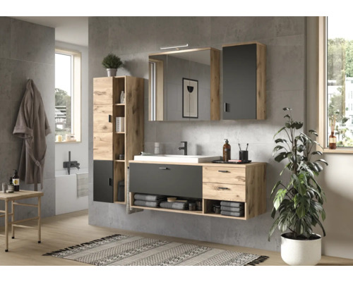 Salle de bain moderne avec meuble-lavabo, armoire de toilette et armoire haute en aspect bois et gris