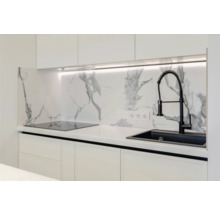 Cuisine moderne avec mur en marbre, évier et plaque de cuisson