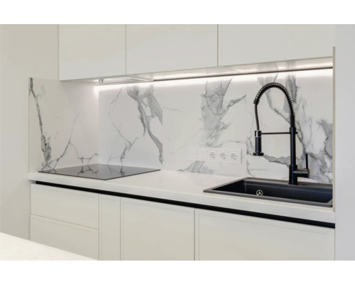 Cuisine moderne avec mur en marbre, évier et plaque de cuisson