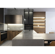 Cuisine moderne avec armoires de cuisine, plans de travail et appareils intégrés.