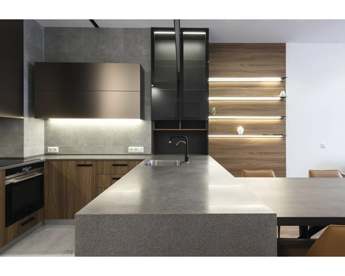 Cuisine moderne avec armoires de cuisine, plans de travail et appareils intégrés.