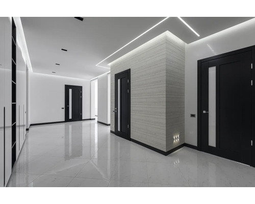 Hall d''entrée avec portes, éclairage et sol carrelé