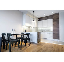 Cuisine claire avec table à manger et chaises