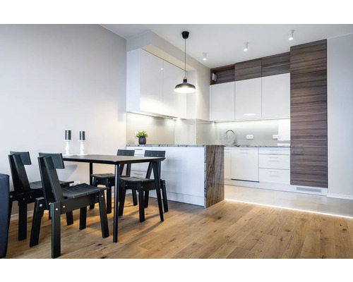 Cuisine claire avec table à manger et chaises