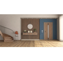 Entrée lumineuse avec escalier en bois, miroir, lambris en bois et porte.