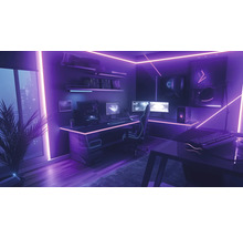 Gamingzimmer mit mehreren Bildschirmen, Computern und LED Beleuchtung.
