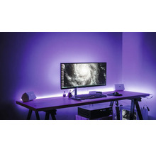 Arbeitsplatz mit Computermonitor, Tastatur, Maus, Lautsprecher und LED-Beleuchtung