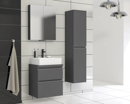 Badezimmer mit Waschbeckenunterschrank, Spiegelschrank und Hochschrank in einem modernen Design.