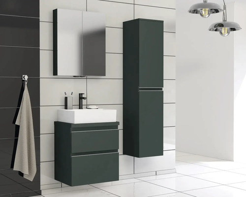 Badezimmer mit Waschtisch, Spiegelschrank und Hochschrank für ein organisiertes Ambiente