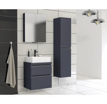 Modernes Badezimmer mit Waschtisch, Spiegelschrank und Hochschrank