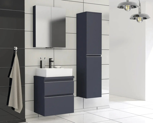 Modernes Badezimmer mit Waschtisch, Spiegelschrank und Hochschrank