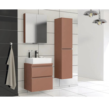 Badezimmer mit Waschtisch, Spiegelschrank und Hochschrank