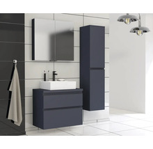 Badezimmer mit Waschtischunterschrank, Spiegelschrank und Hochschrank