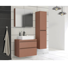Badezimmer mit Waschtischunterschrank, Spiegelschrank und Hochschrank