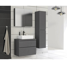 Modernes Badezimmer mit Waschbeckenunterschrank, Spiegelschrank und Hochschrank