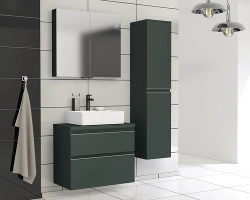 Badezimmer mit Waschtisch, Spiegelschrank und Hochschrank