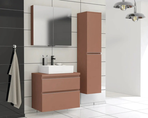 Modernes Badezimmer mit Waschtisch, Spiegelschrank und Hochschrank in einem hellen Raum