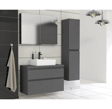 Modernes Badezimmer mit Waschtischunterschrank, Spiegelschrank und Hochschrank