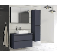 Modernes Badezimmer mit Waschtischunterschrank, Spiegelschrank und Hochschrank