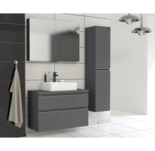 Badezimmer mit Waschtischunterschrank, Spiegelschrank und Hochschrank in modernem Design