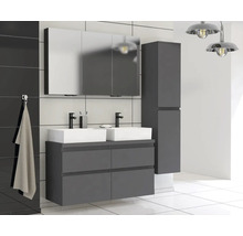 Modernes Badezimmer mit Doppelwaschbecken, Spiegelschrank und Hochschrank