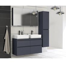Modernes Badezimmer mit Waschtisch, Spiegel, Hochschrank, Waschbecken und Armaturen