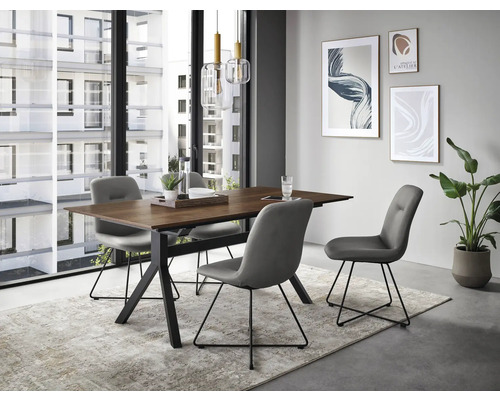 Esszimmer mit Esstisch, Stühlen, Teppich und Wanddekoration in einem modernen Interieur.