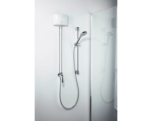 Badezimmeransicht mit elektronischem Durchlauferhitzer und Handbrause