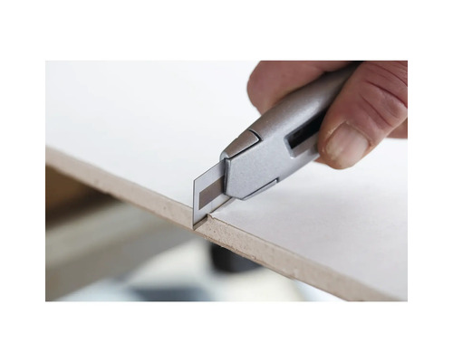 Un cutter coupe une plaque.