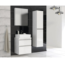 Badezimmer mit Waschbeckenunterschrank, Spiegelschrank und Hochschrank in hellem Design