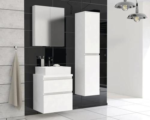 Salle de bains avec meuble sous-lavabo, armoire de toilette et armoire haute