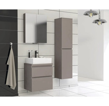 Badezimmer-Szene mit Waschbeckenunterschrank, Spiegelschrank und Hochschrank