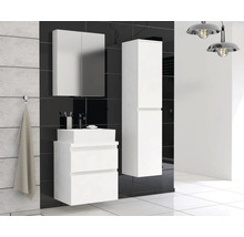 Modernes Badezimmer mit weißem Waschtischunterschrank, Spiegelschrank und Hochschrank vor dunklem Fliesenhintergrund