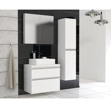 Modernes Badezimmerensemble mit Spiegelschrank, Waschtischunterschrank und Hochschrank für ein helles und organisiertes Ambiente.