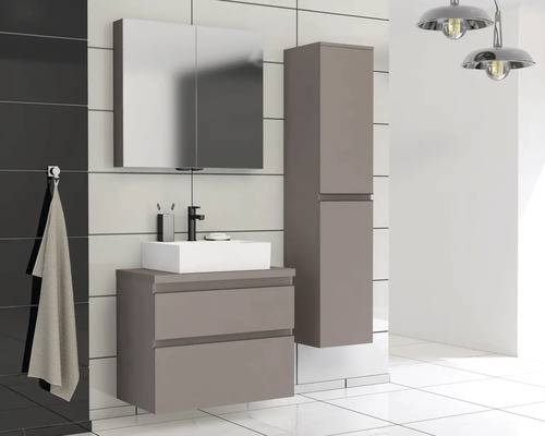 Badezimmer mit Waschtisch, Spiegelschrank und Hochschrank