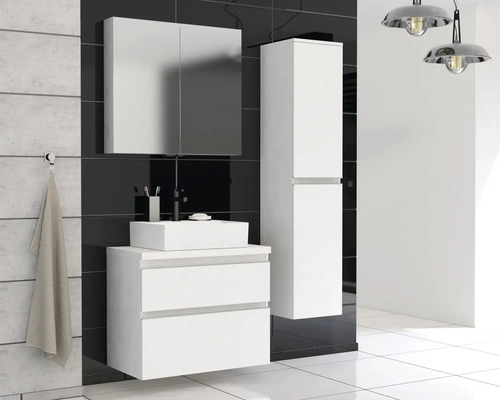 Salle de bains avec meuble sous-lavabo, armoire de toilette et armoire haute dans un style clair et organisé