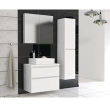 Modernes Badezimmer mit Waschbeckenunterschrank, Spiegelschrank und Hochschrank in Weiß